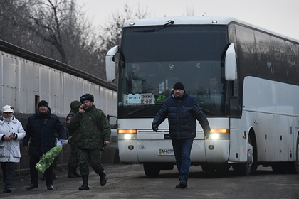 Автобус с пленными на КПП на окраине города Горловка в ДНР