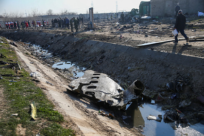 Обломки разбившегося украинского самолета