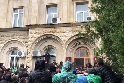 Протестующие захватили здание администрации президента Абхазии