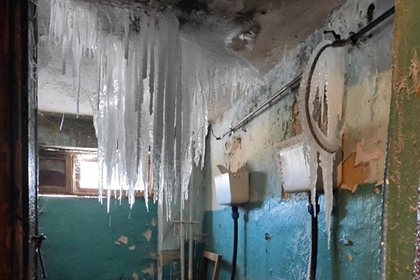 Аварийный дом в России превратился в ледяную пещеру