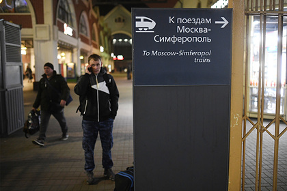 Выбросившую ребенка из купе полуголую россиянку сняли с поезда в Крым