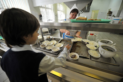 Путин поручил обеспечить школы горячим питанием с 1 сентября