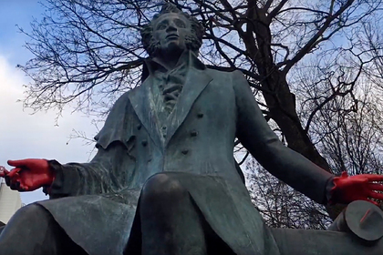 В Минске облили краской памятник Пушкину