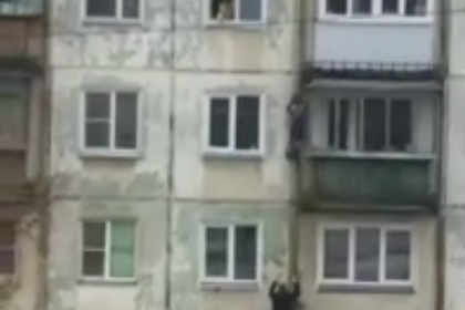 Повисший на стене дома российский мальчик пожалел о своем спасении