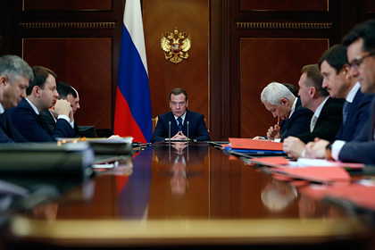 Правительство Медведева не успело потратить триллион рублей