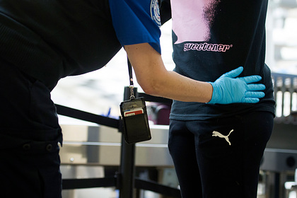 Работник аэропорта случайно потрогал девушку за грудь и нашел свою любовь