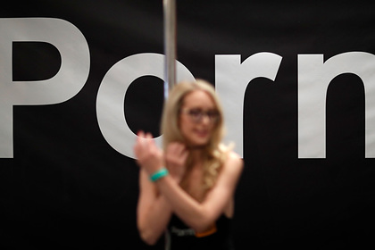 Pornhub начал по-новому платить порноактрисам