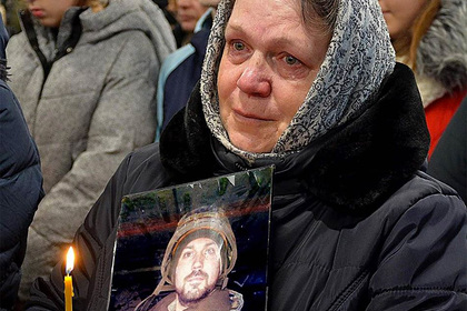 Украинский священник со скандалом выгнал семью погибшего в Донбассе военного