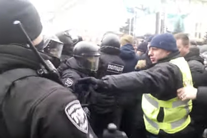 Украинские националисты в Харькове напали на митинг в поддержку русского языка