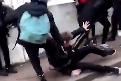 Школьники массово избили подростка за цвет кожи