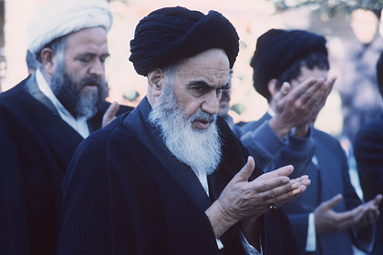 Аятоллу Хомейни уличили в обмане журналистов ради восхождения к власти