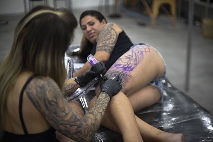 Мужчина назвал женщин с татуировками непривлекательными и вызвал спор в сети