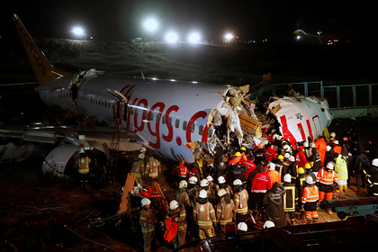 Число жертв после аварийной посадки переломившегося пополам самолета увеличилось