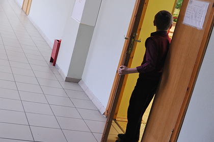 Российский школьник захотел в туалет и встал на колени перед учителем