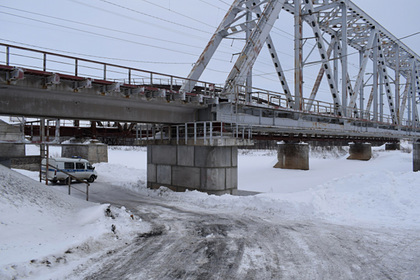 Россияне сбросили девушку с железнодорожного моста