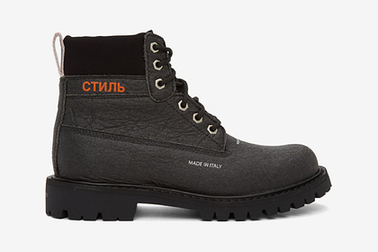Американский дизайнер выпустил обувь с надписями на русском языке