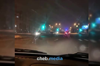 Скорая объехала ползущего по дороге россиянина и попала на видео