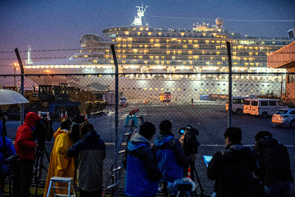 Здоровых пассажиров охваченного коронавирусом лайнера в Японии выпустят на берег