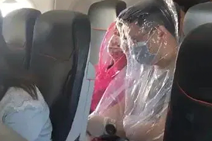 Пассажиры провели полет в пластиковых балахонах ради спасения от коронавируса