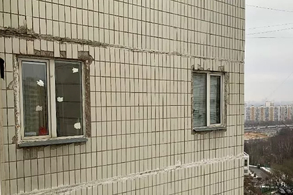 Москвич незаконно прорубил окна в бетонной стене дома