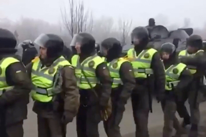 Протестующих против размещения на карантин украинцев из Уханя начали задерживать