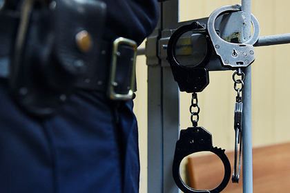 Российских полицейских отказались арестовать за изнасилование девушки в машине