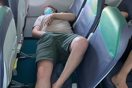 Вульгарная поза спящего в самолете пассажира смутила попутчиков