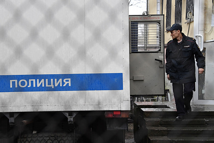Полицейские заставили российских подростков копать могилу и хотели изнасиловать