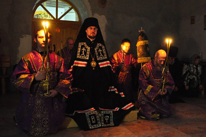 Епископ Флавиан (в центре)