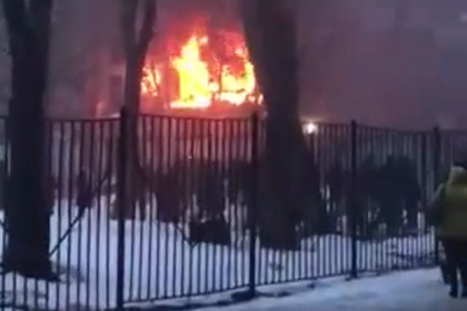 В жилом доме в России произошел взрыв и начался пожар
