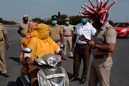 Полицейский вышел на улицы в экстравагантном шлеме в виде коронавируса