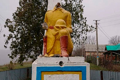 На Украине оторвали голову памятнику советскому солдату