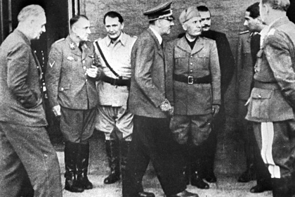 Гитлер после попытки покушения на него в 1944 году