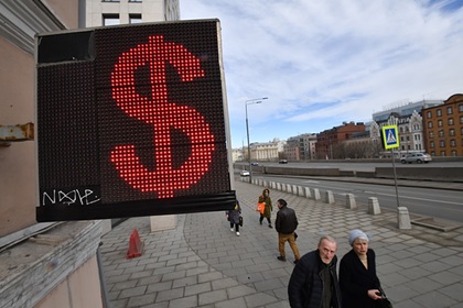 Россияне начали забирать валюту из банков