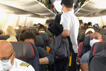 Пассажирка сняла переполненный туристами во время пандемии лайнер и ужаснулась