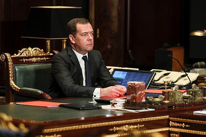 Медведев призвал единороссов направить месячную зарплату на помощь врачам