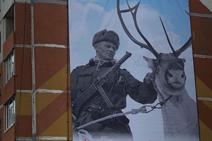 Жителей российского города поздравили с 9 Мая плакатом с финским солдатом