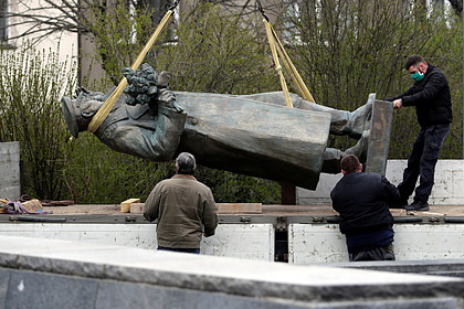 Президент Чехии нашел виновных в сносе памятника Коневу
