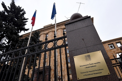 Чехия усилит защиту дипломатов в Москве после сноса памятника Коневу