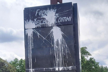 В Харькове облили краской постамент в честь «Небесной сотни»