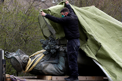 МИД России отреагировал на осквернение постамента памятника Коневу в Праге