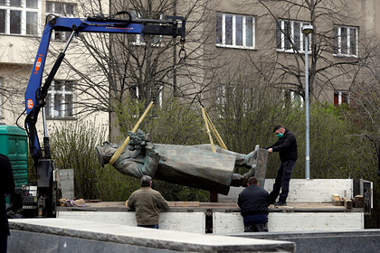 В Госдуме отреагировали на осквернение постамента памятника Коневу
