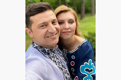 Зеленский с женой поздравили украинцев снимком в вышиванках