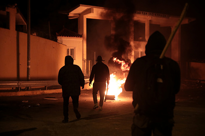 Протестующие из-за смерти чернокожего подожгли полицейский участок