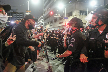 В США назвали терроризмом нападения на полицейских во время беспорядков