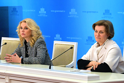 Анна Попова (справа)