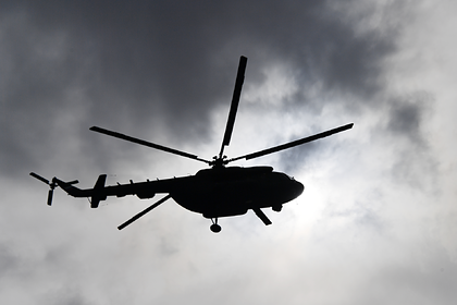 Военный вертолет экстренно сел на трассу в Подмосковье