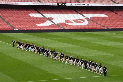Игроки и тренер «Арсенала» встали на колено в память о погибшем Флойде