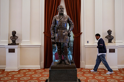 Конгрессмены США начали воевать с неугодными статуями в здании Капитолия