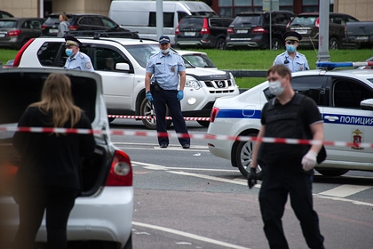 Напавший на московских полицейских стрелок умер